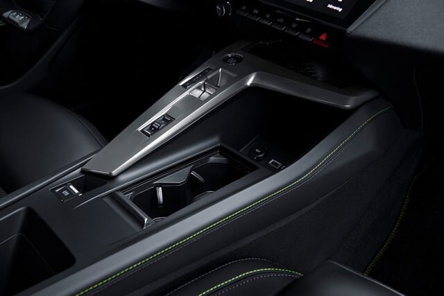 Khu vực điều khiển trung tâm của Peugeot 308 2025 với cần số điện tử và các nút bấm chức năng