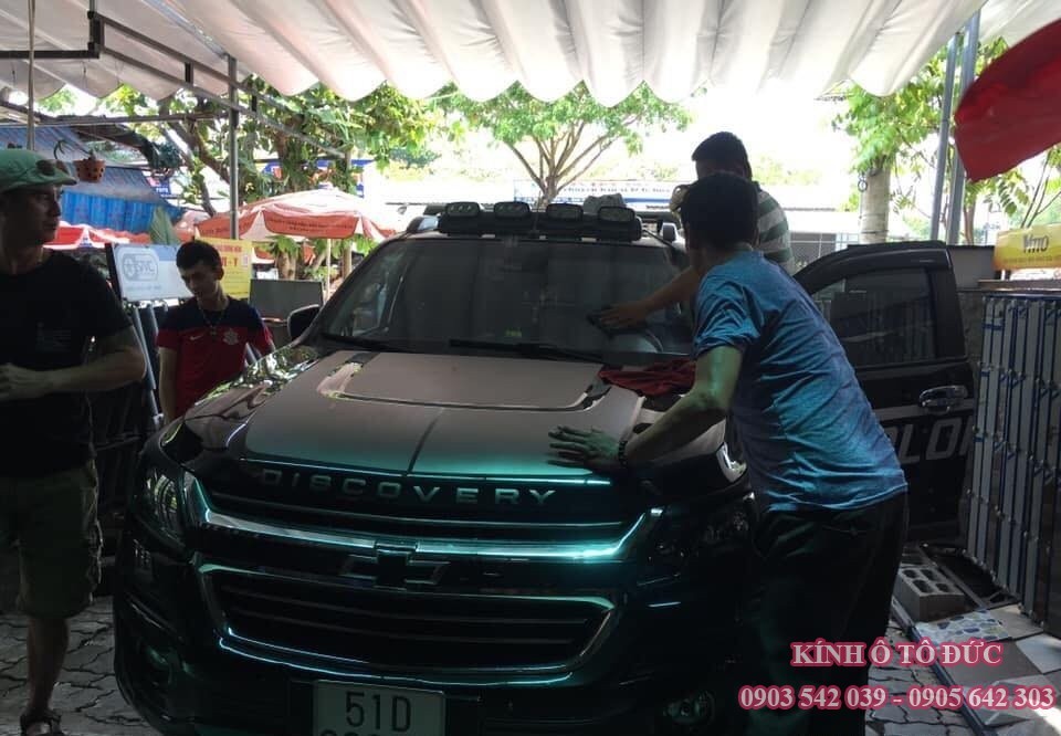Kính chắn gió mới được lắp đặt cẩn thận trên một chiếc xe ô tô, đảm bảo tầm nhìn rõ ràng cho chủ xe Mercedes Đà Nẵng