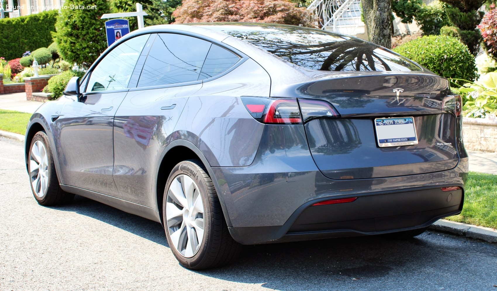 Nội thất của Tesla Model Y, với không gian rộng rãi và thiết kế tối giản, công nghệ hiện đại.
