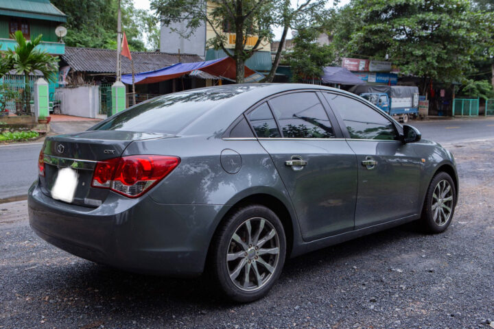Mẫu xe Chevrolet Lacetti màu trắng đang di chuyển, minh họa cho dòng xe mà câu hỏi xe ô tô Leceti thuộc dòng xe gì muốn tìm hiểu