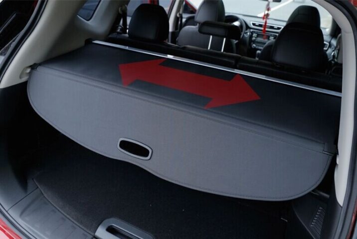 Tấm chắn cốp xe ô tô Kia Sorento màu đen được lắp đặt gọn gàng trong khoang hành lý, giúp bảo vệ đồ đạc
