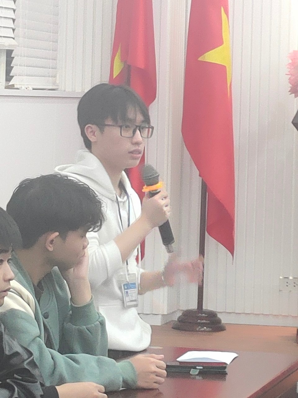 Các chuyên gia và khán giả tại hội thảo về công nghệ ô tô điện