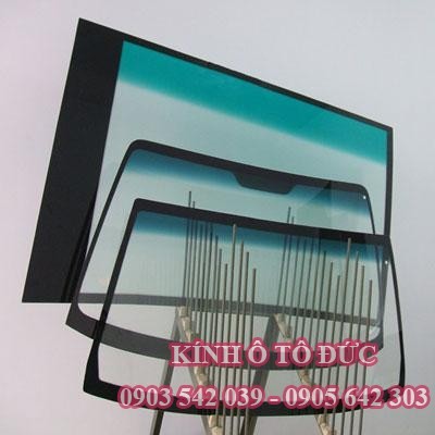 Thợ đang gắn gioăng và nẹp kính chắn gió cho ô tô