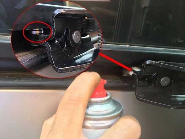 Quy trình xịt dung dịch Sonax vào ổ bi giữa, một vị trí quan trọng của cửa trượt xe ô tô 16 chỗ
