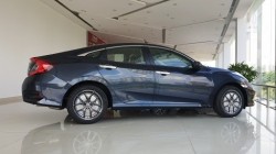 Xe ô tô Honda Civic 2020 màu xanh đen với mâm độ 18 inch 5x114.3, tăng cường vẻ thể thao