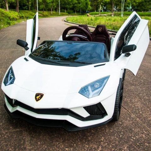 Phần đầu xe ô tô điện trẻ em Lamborghini LT 998 với cụm đèn pha LED hiện đại