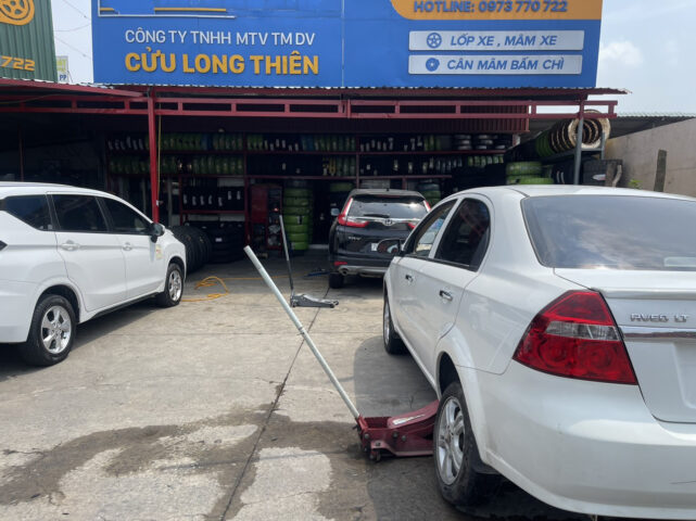 Hình ảnh người đang kiểm tra áp suất lốp xe ô tô bằng thiết bị đo chuyên dụng