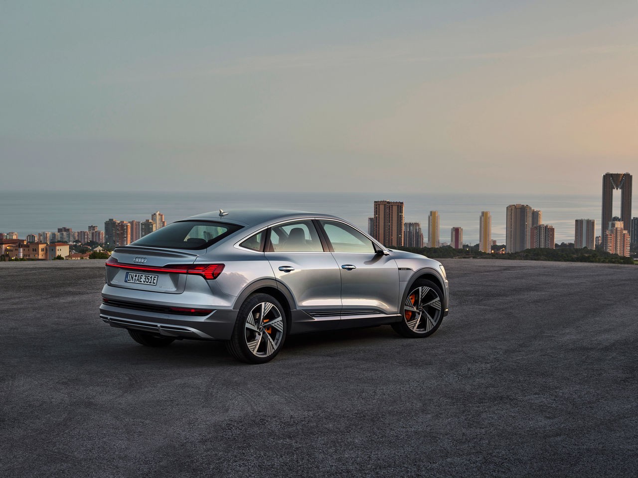 Nội thất sang trọng và rộng rãi của Audi e-tron, mang lại trải nghiệm lái xe điện cao cấp.