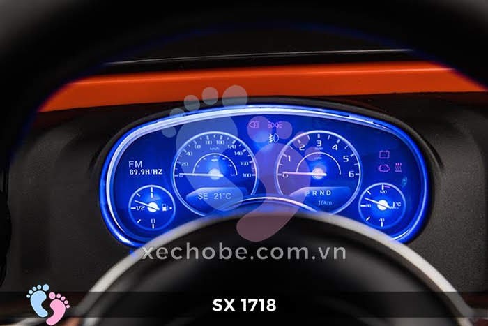 Bé trai và bé gái vui vẻ lái xe ô tô điện trẻ em SX 1718 trên sân chơi rộng rãi