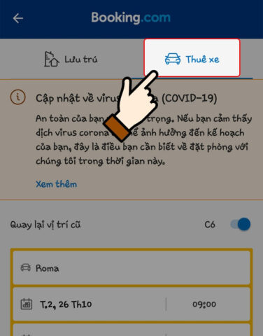 Người phụ nữ đang đặt xe ô tô tự lái trên ứng dụng Booking.com qua điện thoại