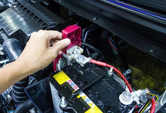 Quy trình cách kiểm tra xe ô tô bao gồm kiểm tra tình trạng ắc quy.