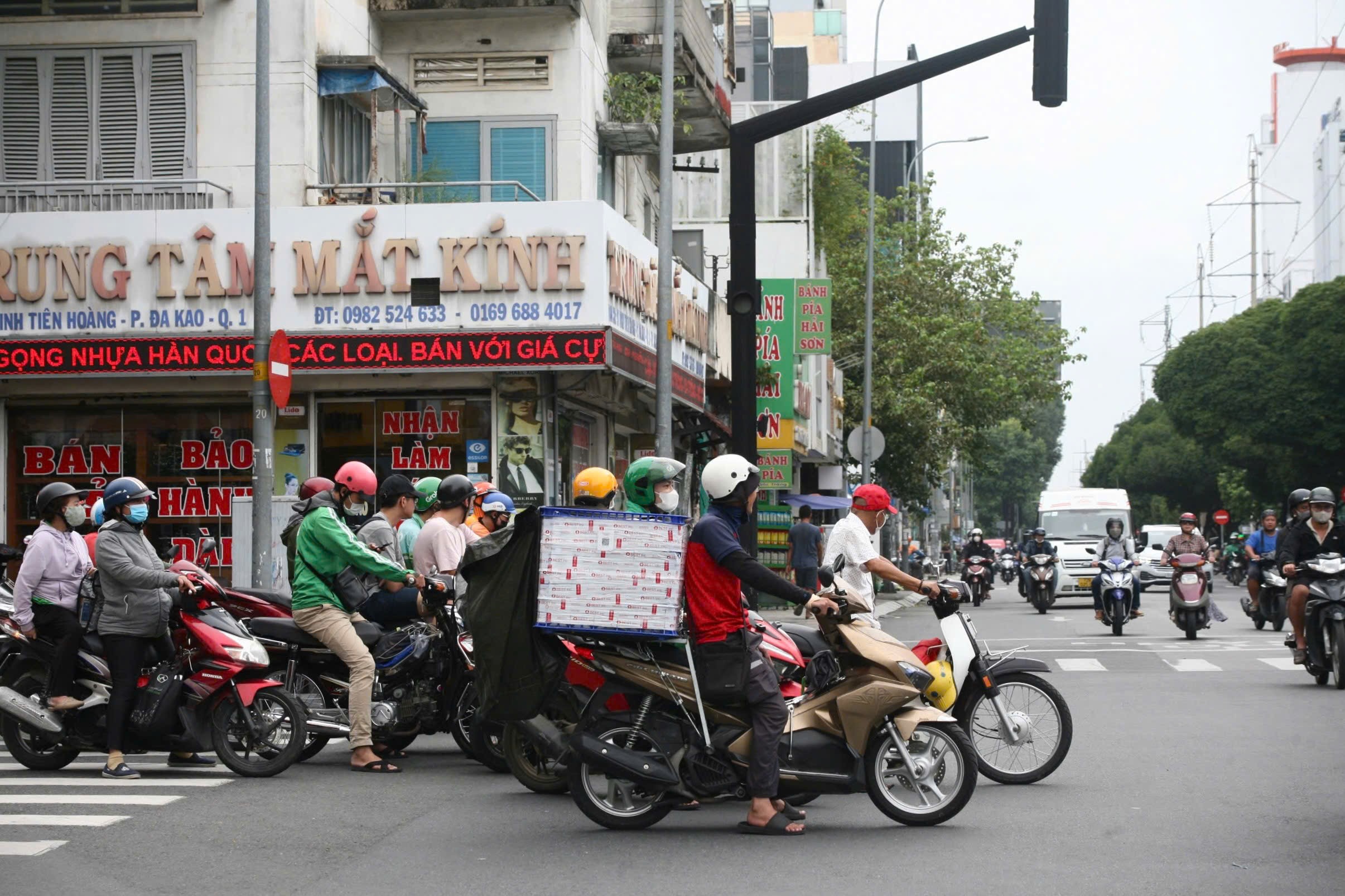 Xe máy lấn vạch chờ đèn đỏ, cản trở lối đi của người đi bộ