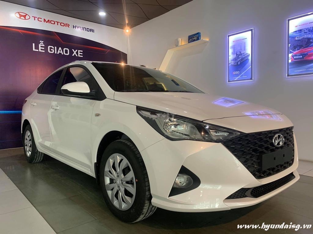 Hyundai Accent 2021 phiên bản tiêu chuẩn, thể hiện ngoại thất xe ô tô bản thiếu với các trang bị cơ bản.