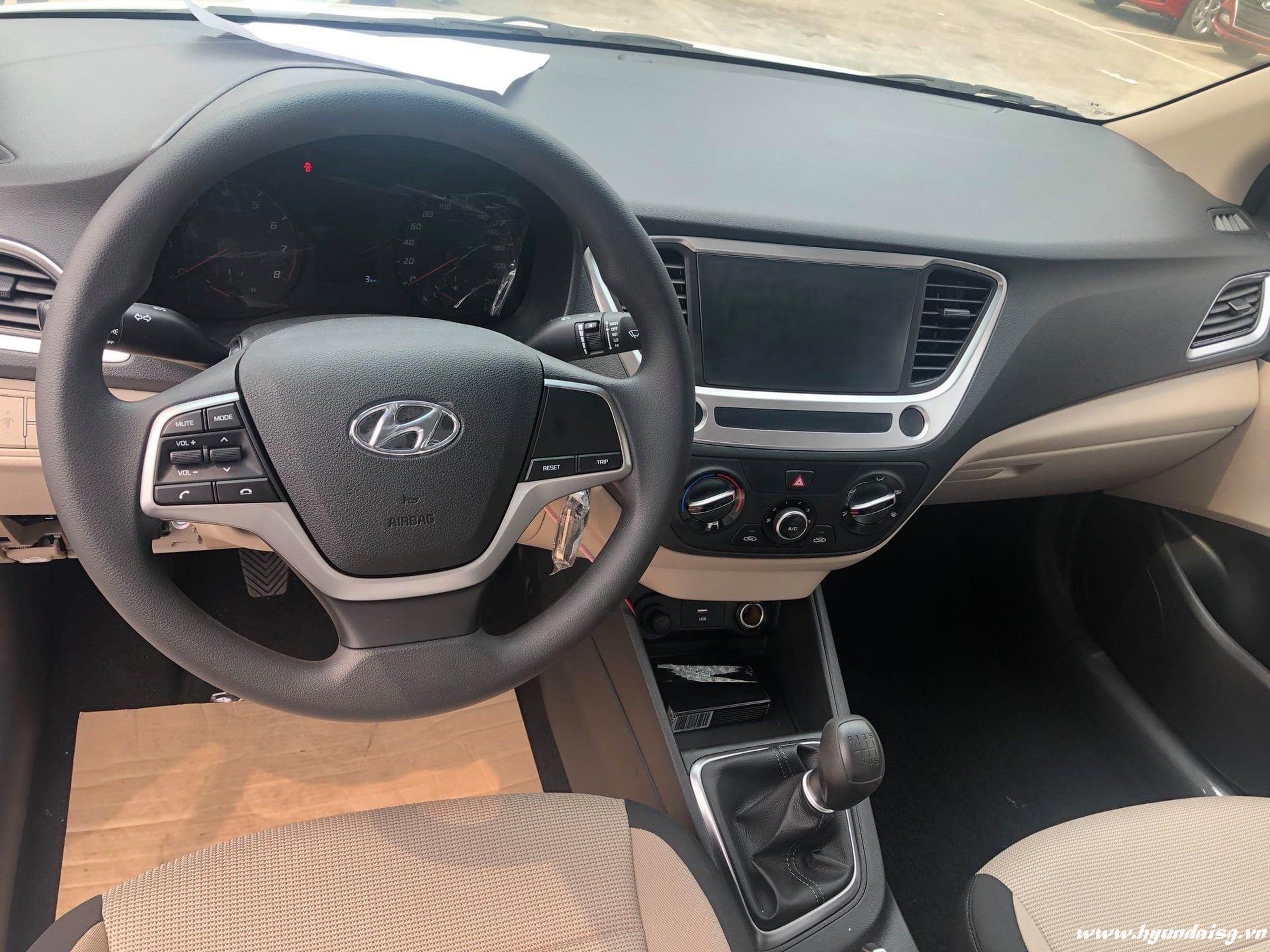 Nội thất xe Hyundai Accent bản thiếu với hệ thống radio cơ bản, minh họa sự khác biệt về tiện nghi giải trí của xe ô tô bản thiếu.