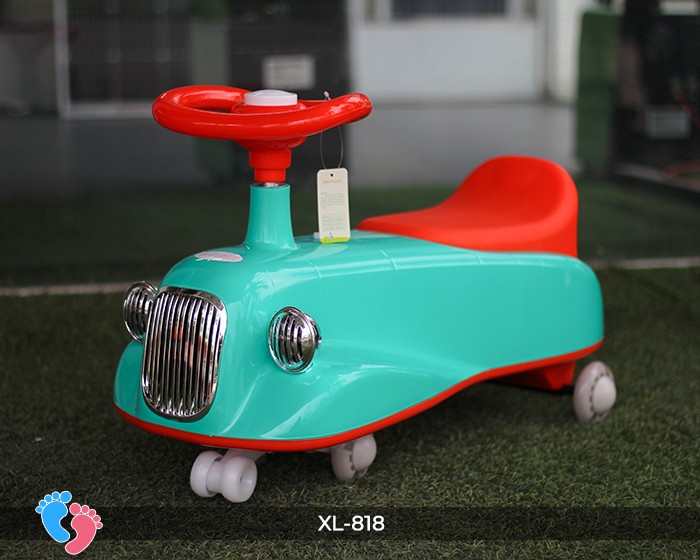 Bé gái hạnh phúc chơi xe lắc hình ô tô XL818