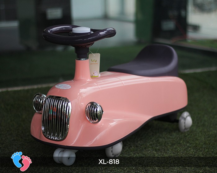 Bé trai chơi xe lắc hình ô tô XL818 trong nhà