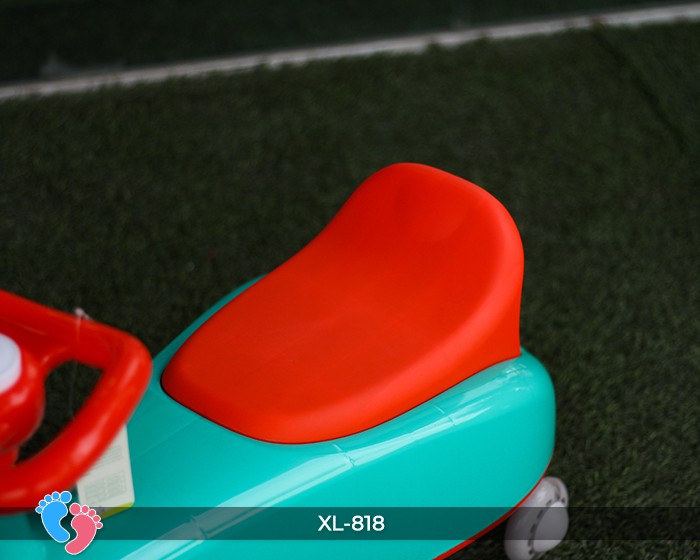 Bé trai và bé gái chơi xe lắc hình ô tô XL818 cùng nhau