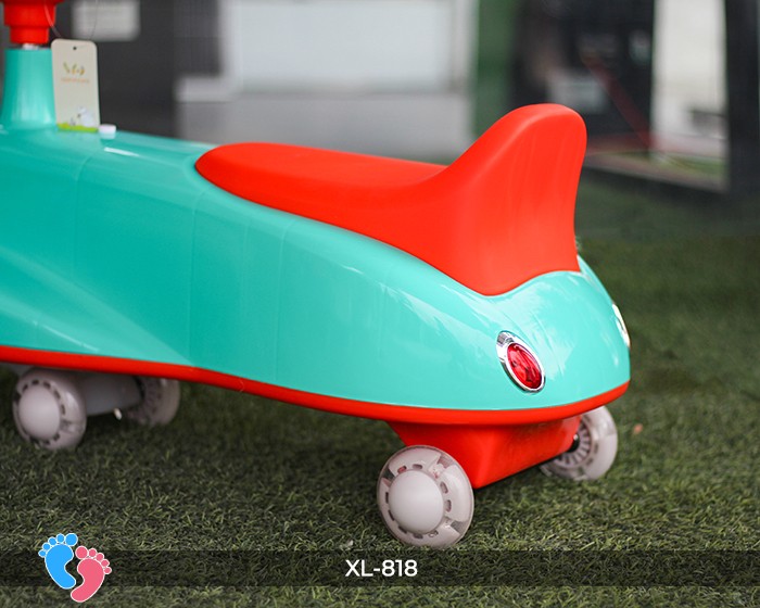 Bé trai chơi xe lắc hình ô tô XL818 với bạn