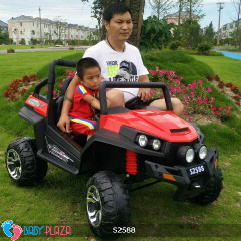 Nội thất xe ô tô điện S2588 với hai ghế ngồi bọc da, vô lăng và bảng điều khiển đơn giản