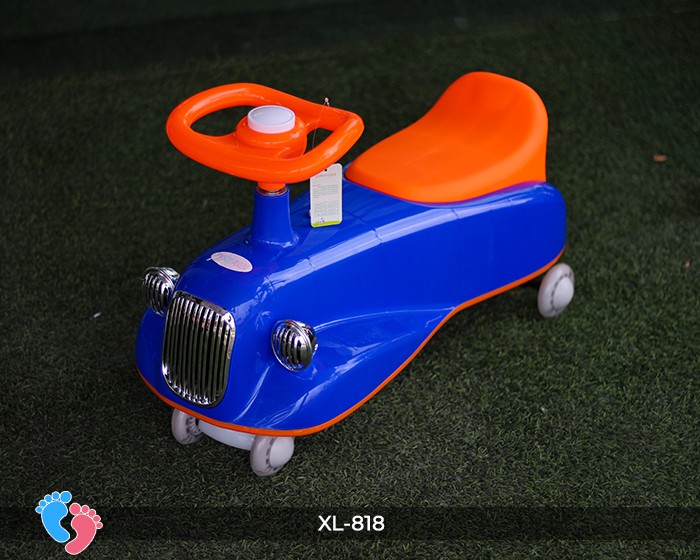 Bé trai và bé gái chơi xe lắc hình ô tô XL818