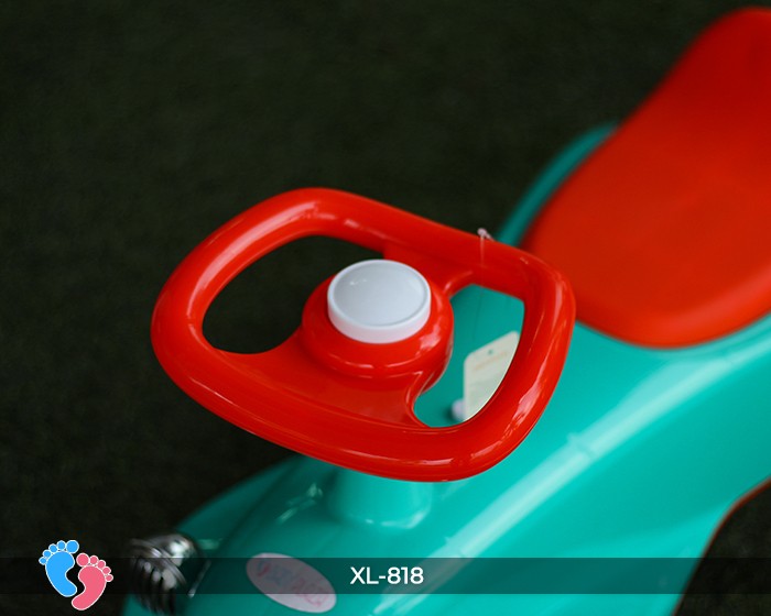Bé trai vui vẻ chơi xe lắc hình ô tô XL818