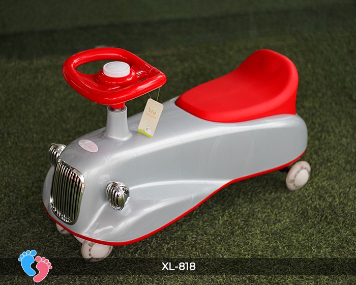 Bé trai và bé gái cười tươi trên xe lắc hình ô tô XL818