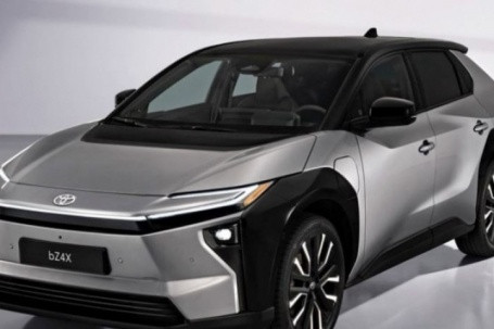 Một chiếc xe Toyota đang được giới thiệu, biểu tượng cho ưu đãi giá hấp dẫn