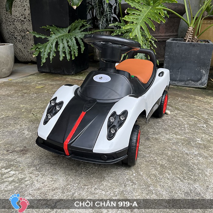 Xe chòi chân ô tô SC-919-A màu đỏ với hình ảnh bé trai vui vẻ