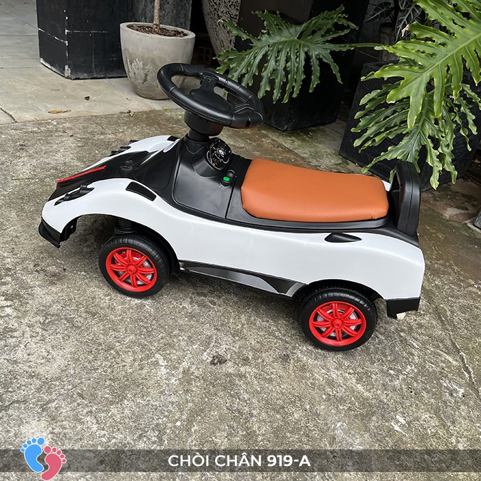 Một góc cận cảnh của xe chòi chân ô tô SC-919-A màu vàng