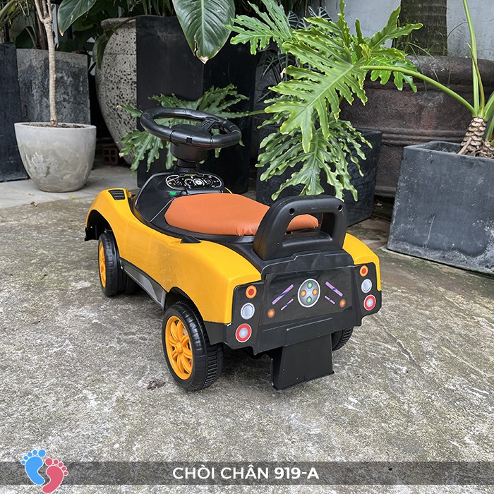 Bé trai vui vẻ ngồi trên xe chòi chân ô tô SC-919-A màu đỏ