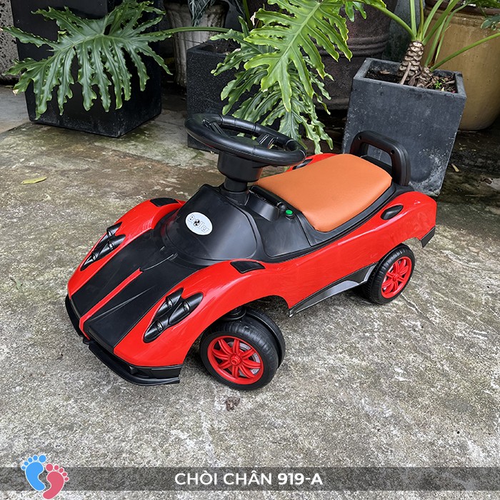 Xe chòi chân ô tô SC-919-A màu đỏ trong bối cảnh chơi đùa