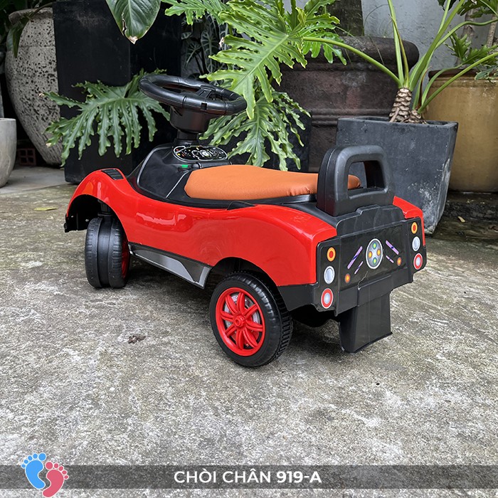 Xe chòi chân ô tô SC-919-A màu đỏ với hình ảnh tổng thể