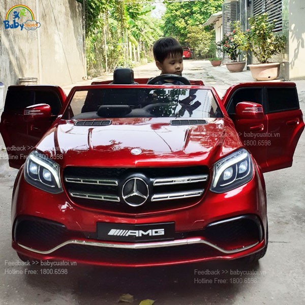Người lái trẻ tuổi khám phá xe ô tô 2 chỗ Mercedes, sự kết nối với thương hiệu