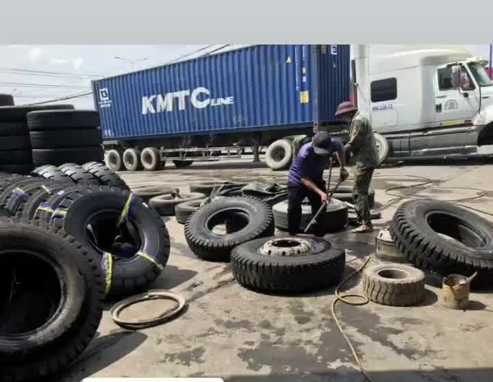 Vá vỏ xe ô tô gần nhất: Kỹ thuật viên đang kiểm tra và bơm hơi lốp xe ô tô