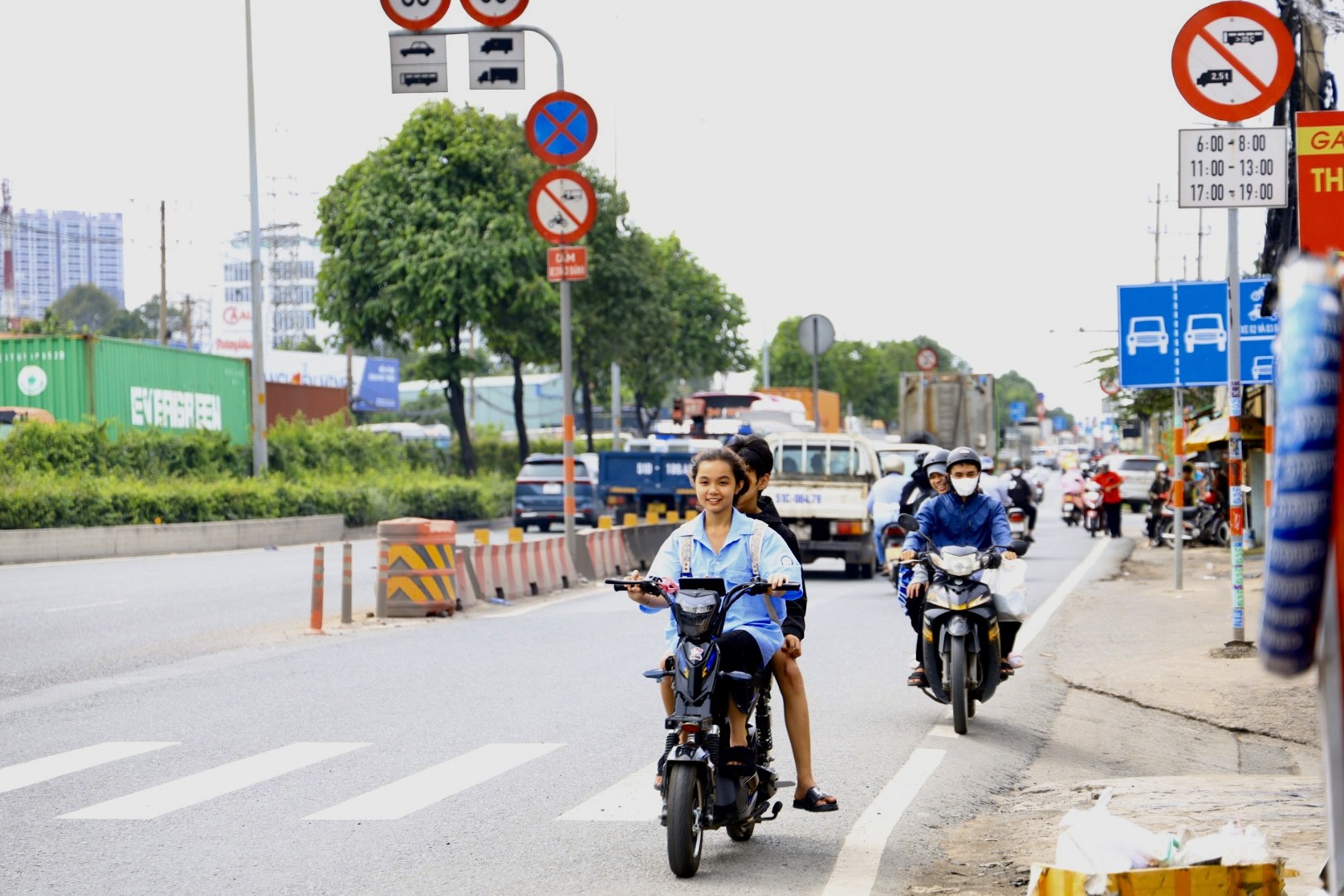 Người dân đi xe máy ngược chiều thản nhiên trên Quốc lộ 1, gây nguy hiểm cho xe ô tô trên đường phố