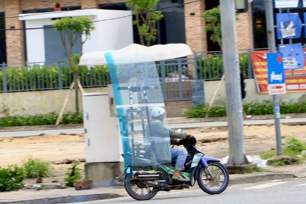 Người điều khiển xe máy chở hàng cồng kềnh vượt quá quy định