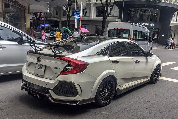 Hình ảnh xe Honda Civic độ đẹp, mang phong cách thể thao và cá tính với màu sắc bắt mắt