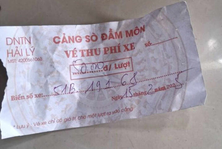 Cổng vào cảng với xe tải đang chờ, quy trình thu phí xe ô tô ra vào cảng