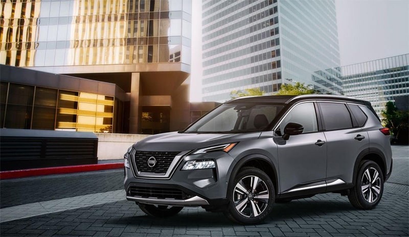 Ngoại thất của chiếc Nissan X-Trail 7 chỗ màu trắng đang đỗ dưới trời nắng, phô bày các đường nét thiết kế tinh tế