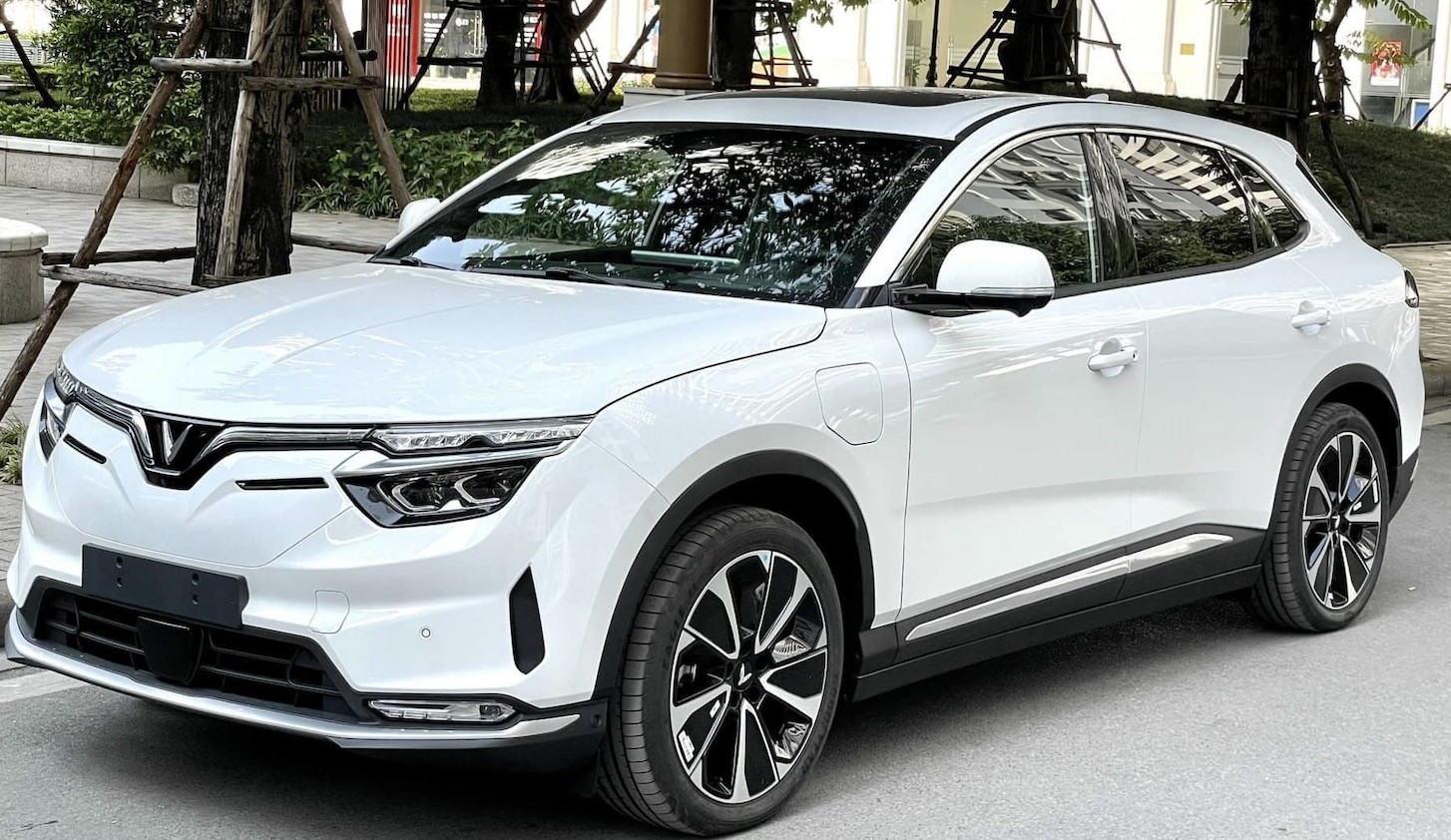 VinFast VF8 giảm giá mạnh cuối năm