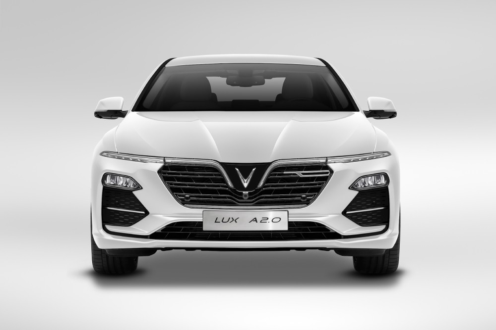 Hình ảnh xe ô tô VinFast Lux A2.0 màu đỏ sang trọng, với dải đèn LED sắc sảo và lưới tản nhiệt hình lục giác độc đáo, tôn vinh vẻ đẹp hoàn hảo của dòng sedan hạng E.