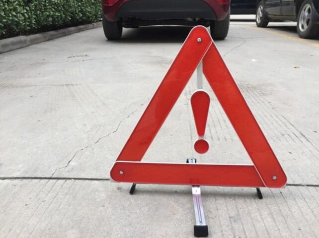 Biển cảnh báo xe ô tô khi dừng đỗ khẩn cấp trên đường