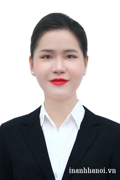 Người chụp ảnh bằng lái xe ô tô nhìn thẳng, biểu cảm nghiêm túc