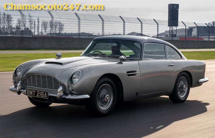 Aston Martin DB5, một mẫu xe ô tô cổ đẹp gắn liền với huyền thoại James Bond.
