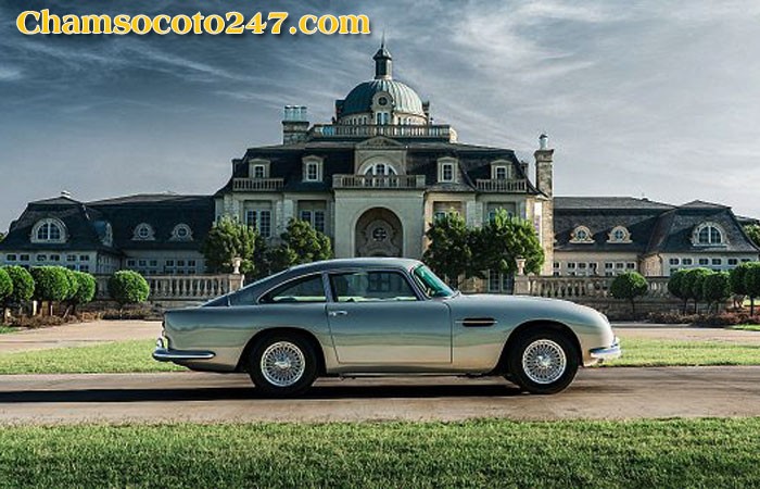 Aston Martin DB5 màu bạc, một trong những chiếc xe ô tô cổ đẹp nhất mọi thời đại.