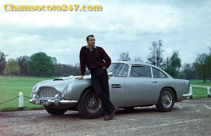 Góc nhìn tổng thể của Aston Martin DB5, thể hiện sự lịch lãm của mẫu xe cổ điển này.