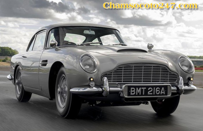 Mặt bên của Aston Martin DB5, một chiếc xe cổ đẹp với thiết kế vượt thời gian.
