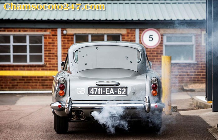 Nội thất sang trọng của Aston Martin DB5, với các chi tiết cổ điển được bảo tồn.