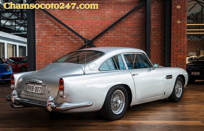 Aston Martin DB5 đậu trên đường phố, một hình ảnh của sự đẳng cấp từ xe ô tô cổ.