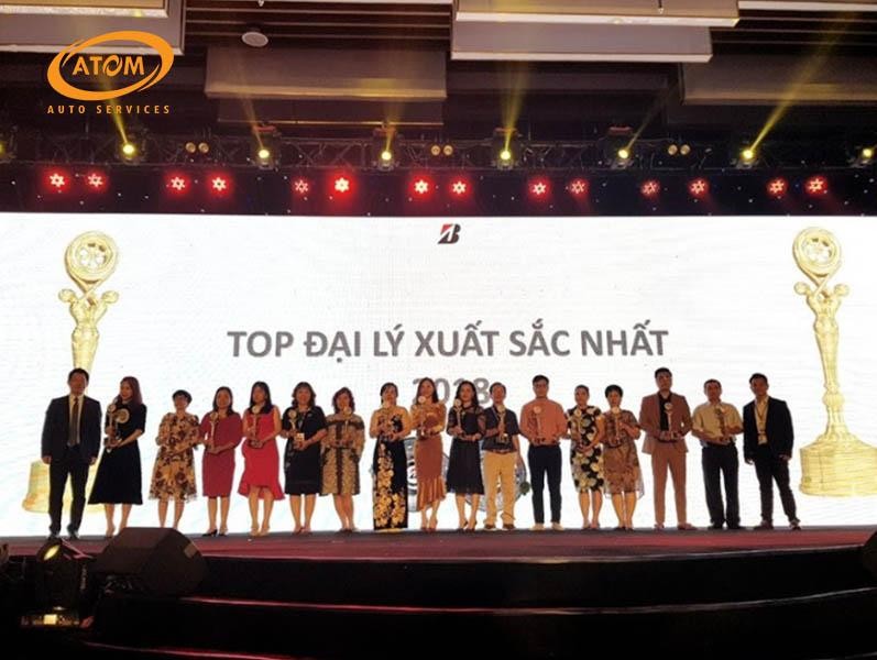 Showroom của ATOM Premium Auto Services, địa chỉ uy tín cung cấp dịch vụ liên quan đến xe ô tô và phụ tùng, ảnh hưởng đến tổng giá xe ô tô Altis và trải nghiệm sở hữu